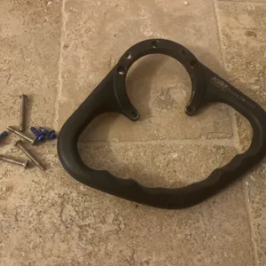 SUZUKI 750 GSXR 2000- 01- 02-03 poignée passager reservoir