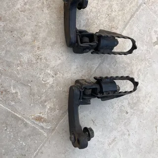 Suzuki 125 dr SE Paire cales pieds avant conducteur 1994-2002