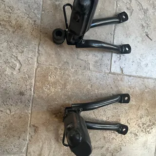 Honda 125 cbf platines et cales pieds arriere g et d 2009