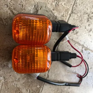 2 clignotants adaptable  neuf jamais servis
