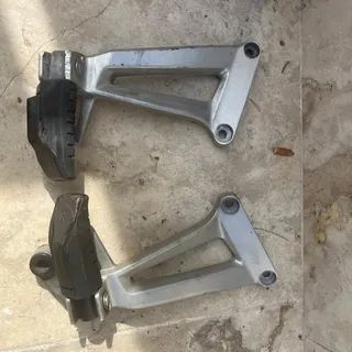 Honda 125 cbr platines et cales pieds arriere g et d 2005