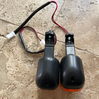 2 clignotants adaptable  neuf jamais servis