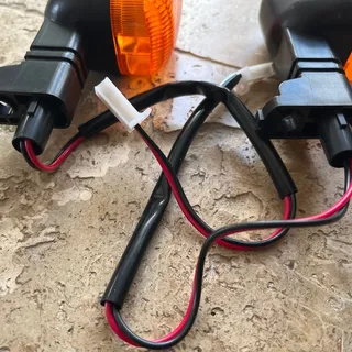 2 clignotants adaptable  neuf jamais servis