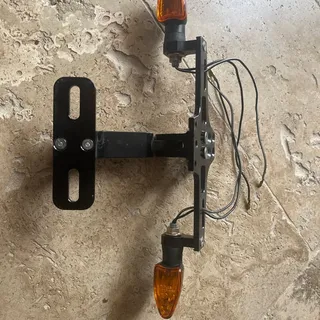 Support  plaque immatriculation alu avec clignotant adaptable