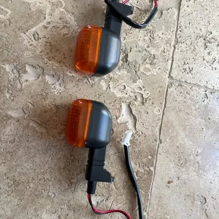 2 clignotants adaptable  neuf jamais servis