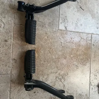 Honda 125 cbf platines et cales pieds arriere g et d 2009