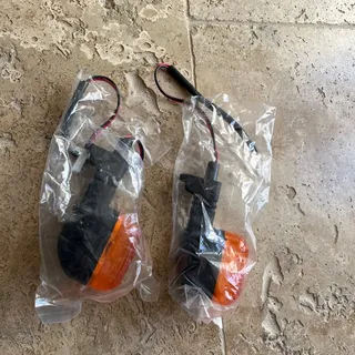 2 clignotants adaptable  neuf jamais servis
