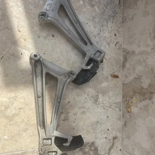 Honda 125 cbr platines et cales pieds arriere g et d 2005