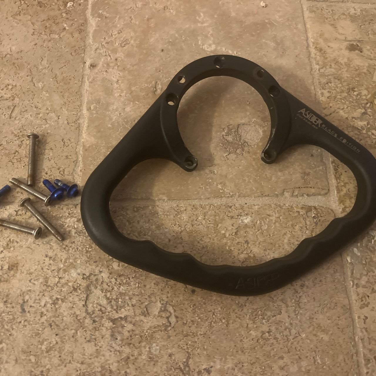 SUZUKI 750 GSXR 2000- 01- 02-03 poignée passager reservoir