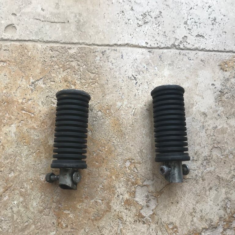 Suzuki 125 dr SE Paire cales pieds arriere  passager 1994-2002