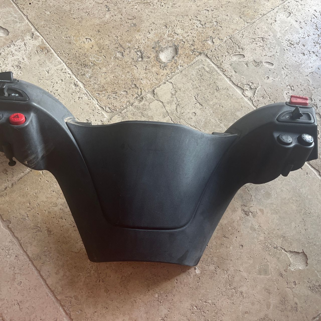 COUVRE GUIDON AVANT commodo - PIAGGIO X9 125 (2000 - 2003)