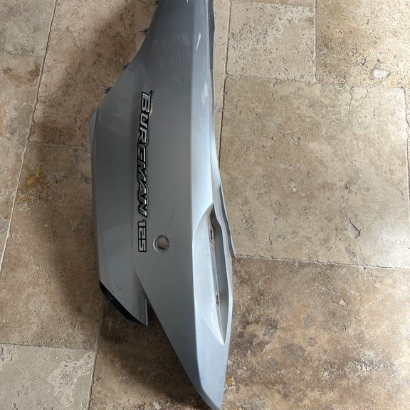 125 Burgman carenage arierre gauche origine suzuki  2002 - 2006