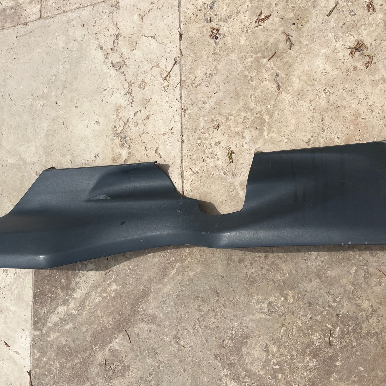 125 Burgman carenage sous marche pied  gauche suzuki  2002 - 2006