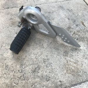 Honda 125 cbf platine repose pieds avant  gauche