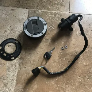 Triumph Speed Triple 955 , serrures, réservoir et neiman 2004