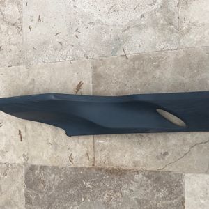 125 Burgman carenage sous marche pied droit  suzuki  2002 - 2006