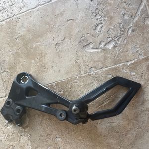 Cale pied et platine conducteur gauche KTM RC  125