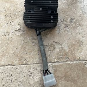 regulateur tension GSXR 600 SRAD  années 1997/2000