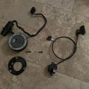 Triumph Speed Triple 955 , serrures, réservoir et neiman 2004