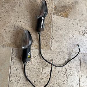125 cbf clignotants Avant 2009Honda