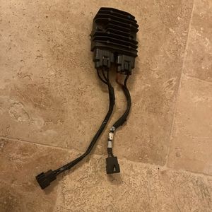 Triumph speed triple 955 I - Regulateur tension origine occasion